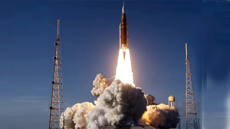 رحلة تاريخية لـ4 رواد فضاء تمهد للهبوط على سطح القمر