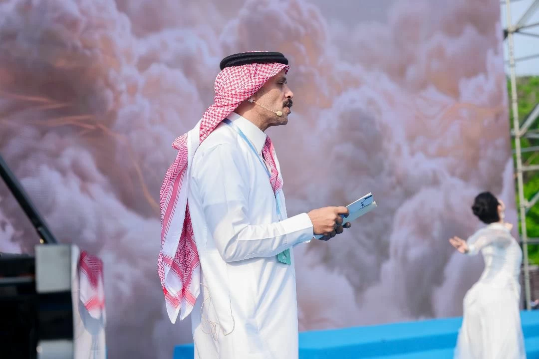 خلال مهرجان الشعر الدولي للشباب في بكين.. شاعر سعودي يتخذ سور الصين منبراً لقصائده – أخبار السعودية